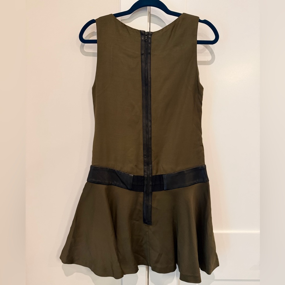 Alice + Olivia Sample Olive Drop Waist Dress With Leather Detailing Size 4 - Picture 12 of 15